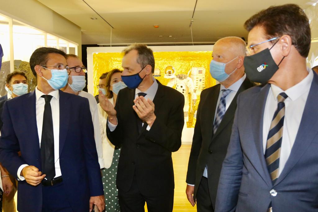 Ha mostrado un traje espacial, ha hablado sobre la vacuna del coronavirus y ha aprovechado para anunciar su candidatura a la presidencia de la Agencia Espacial Europea