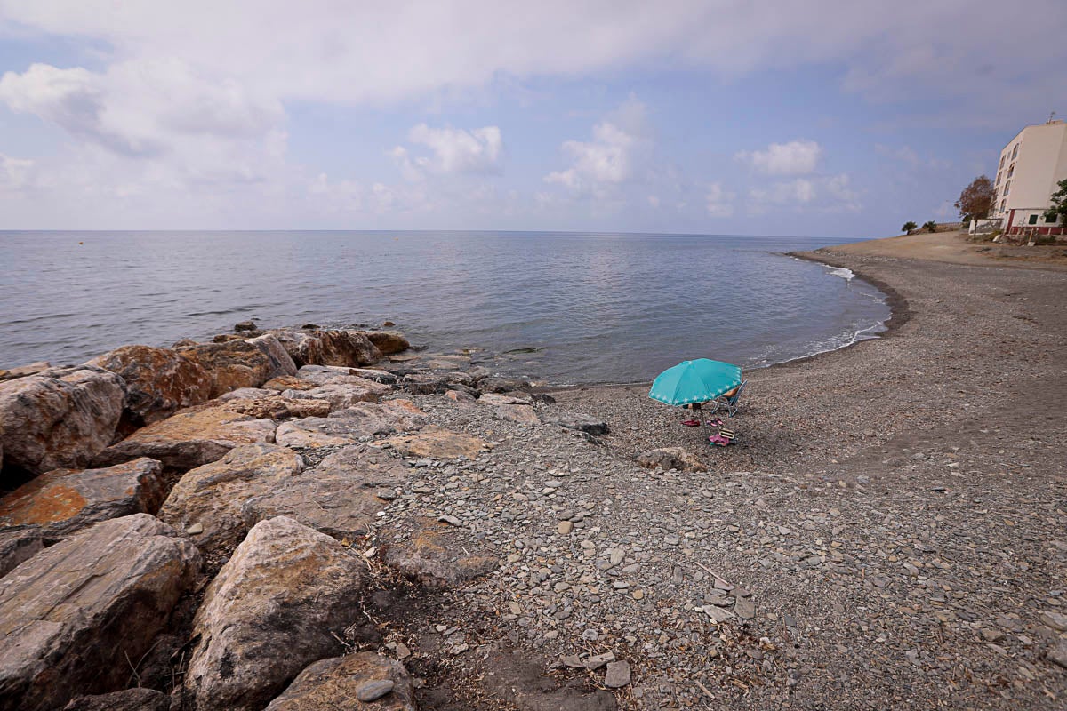 Con cada temporal, el mar se come la arena y frena el despegue turístico de un pueblo que vive de la agricultura bajo plástico