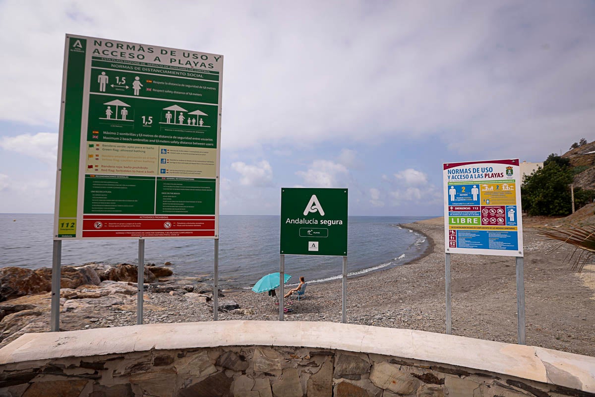 Con cada temporal, el mar se come la arena y frena el despegue turístico de un pueblo que vive de la agricultura bajo plástico