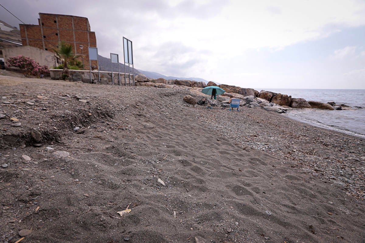 Con cada temporal, el mar se come la arena y frena el despegue turístico de un pueblo que vive de la agricultura bajo plástico