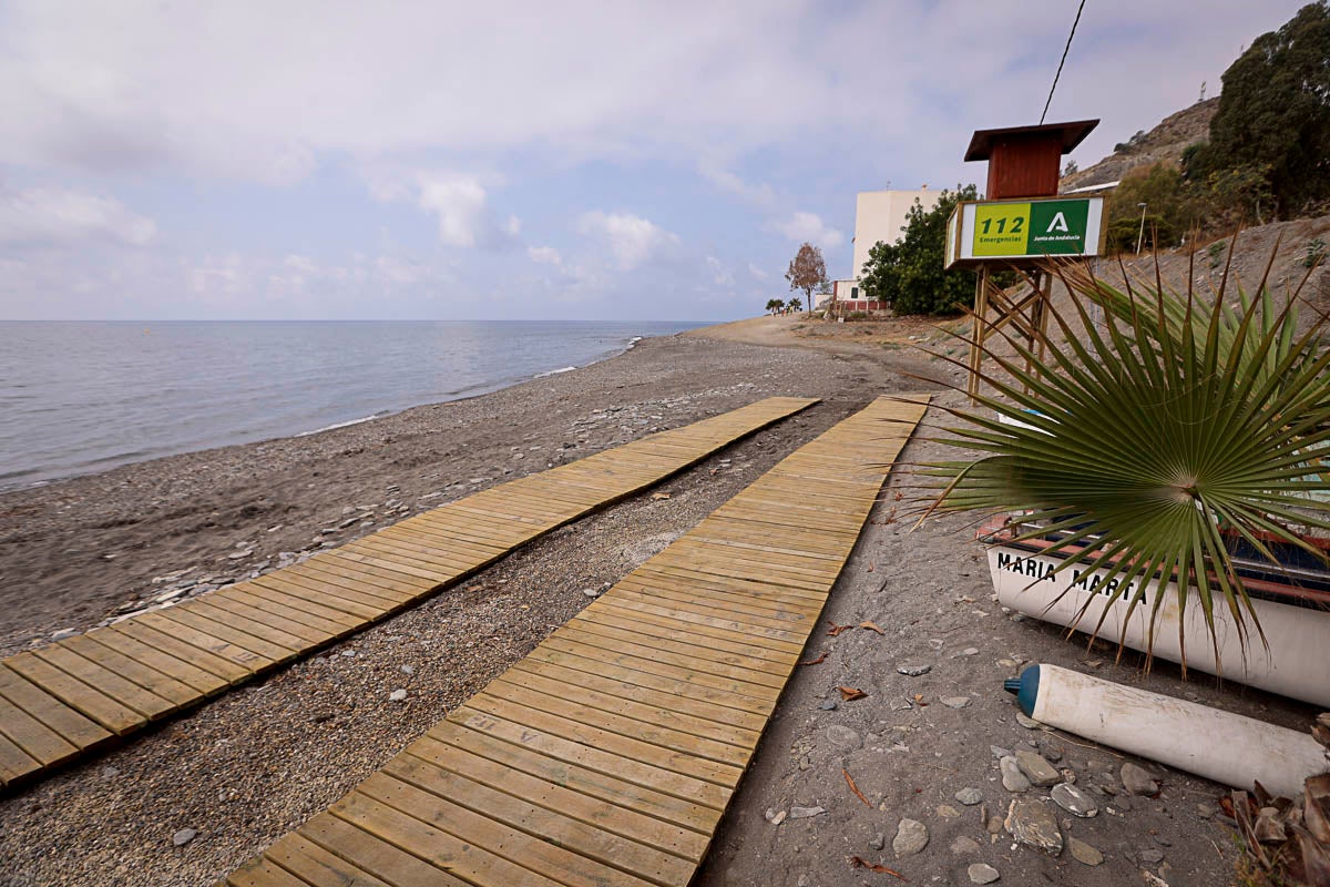 Con cada temporal, el mar se come la arena y frena el despegue turístico de un pueblo que vive de la agricultura bajo plástico