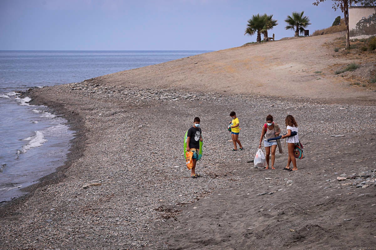 Con cada temporal, el mar se come la arena y frena el despegue turístico de un pueblo que vive de la agricultura bajo plástico