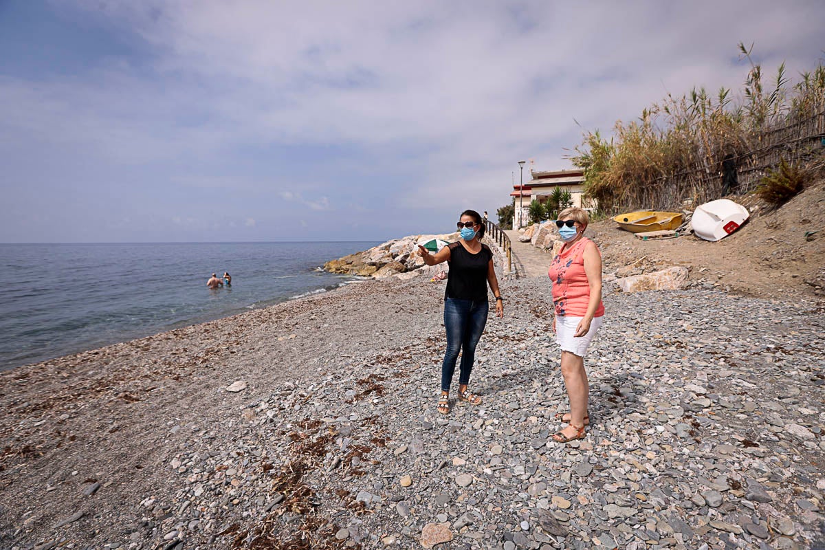 Con cada temporal, el mar se come la arena y frena el despegue turístico de un pueblo que vive de la agricultura bajo plástico