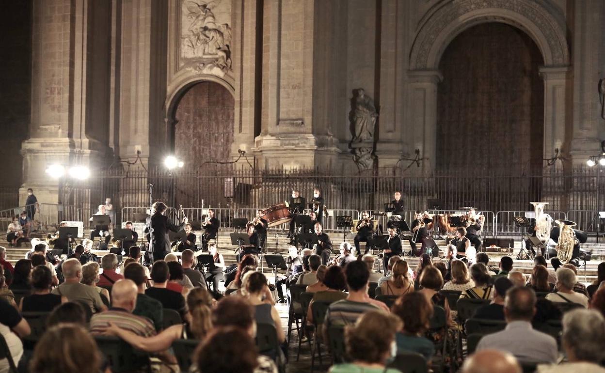 La Banda de Granada, anonche en las Pasiegas.