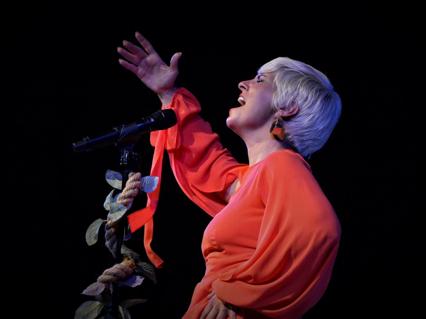 Pasión Vega emocionó en el Parque El Majuelo de Almuñécar. 