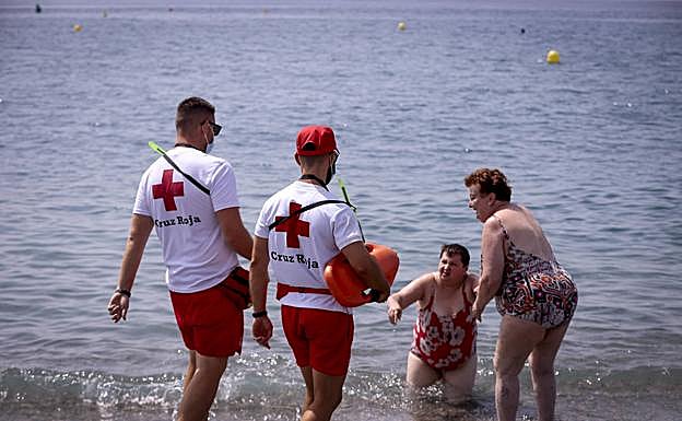 Las playas de la 'nueva normalidad': pocas medusas y menos intervenciones de socorrismo