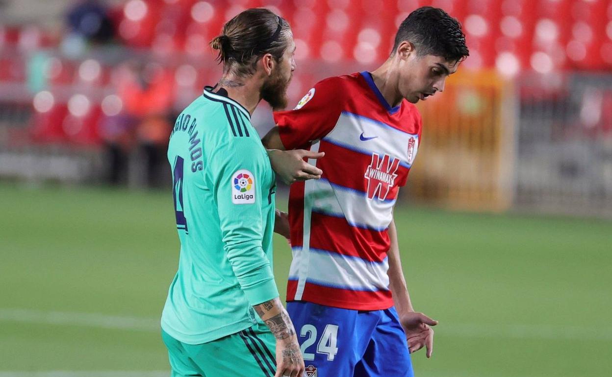 Carlos Fernández y Sergio Ramos se enzarzan en Los Cármenes en el último partido entre Granada y Real Madrid. 