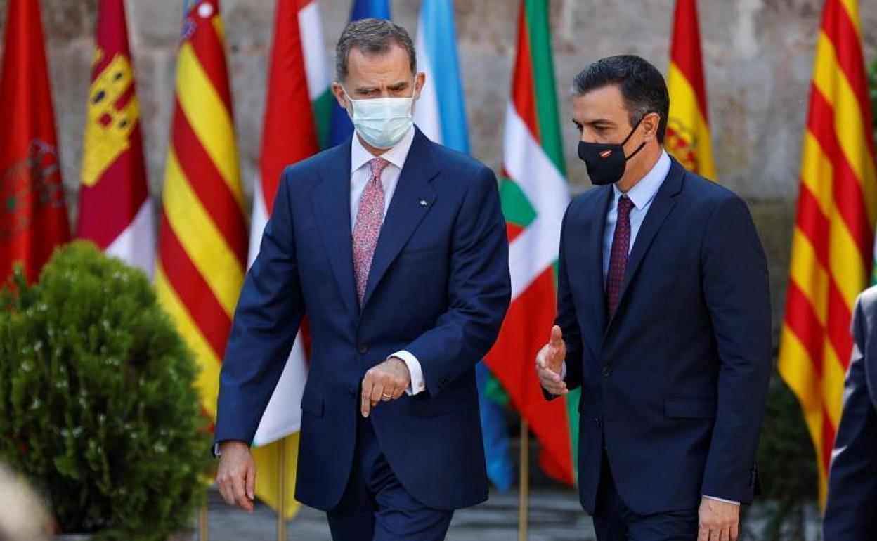 Felipe VI camina junto a Pedro Sánchez el pasado viernes antes de la Conferencia de Presidentes autonómicos.