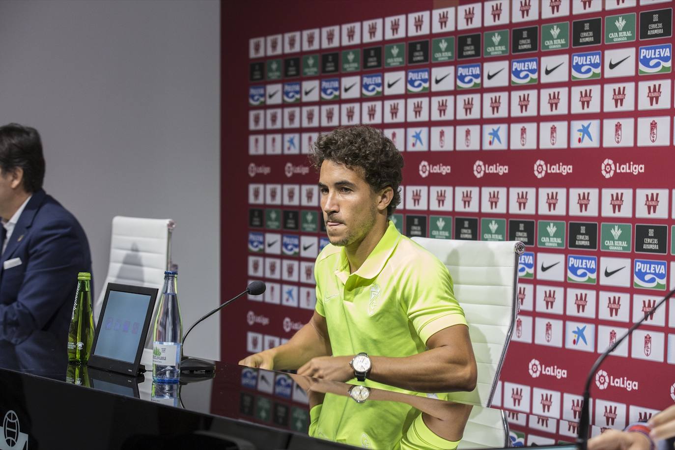 El primer fichaje del Granada CF en la presente temporada ha comparecido este lunes ante los medios de comunicación 