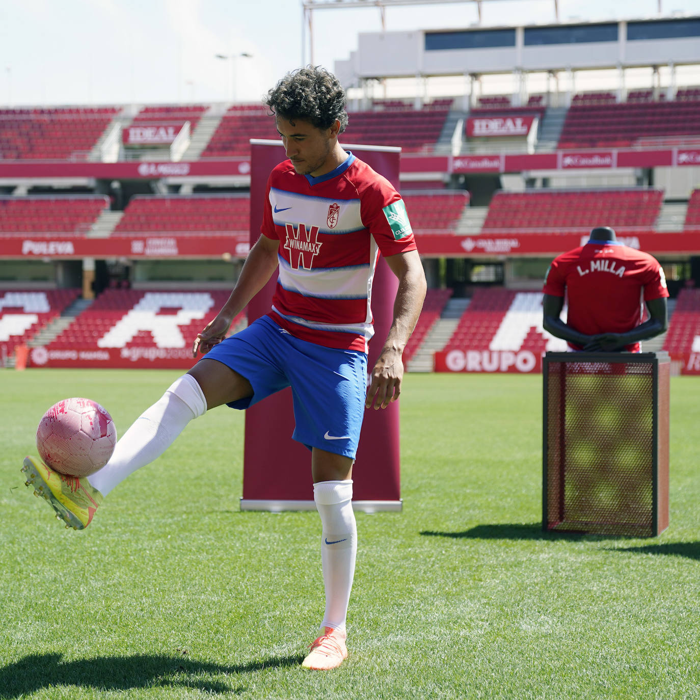 El primer fichaje del Granada CF en la presente temporada ha comparecido este lunes ante los medios de comunicación 
