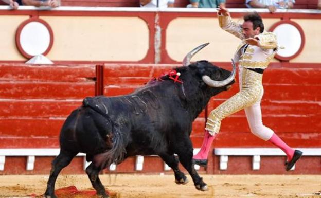 Enrique Ponce sufre una cogida al entrar a matar a un toro en Puerto de Santa María