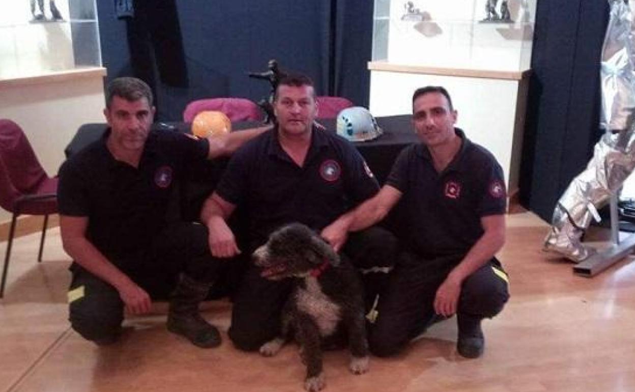 David Cabrera (el primero por la derecha) ha participado en otras misiones de rescate.