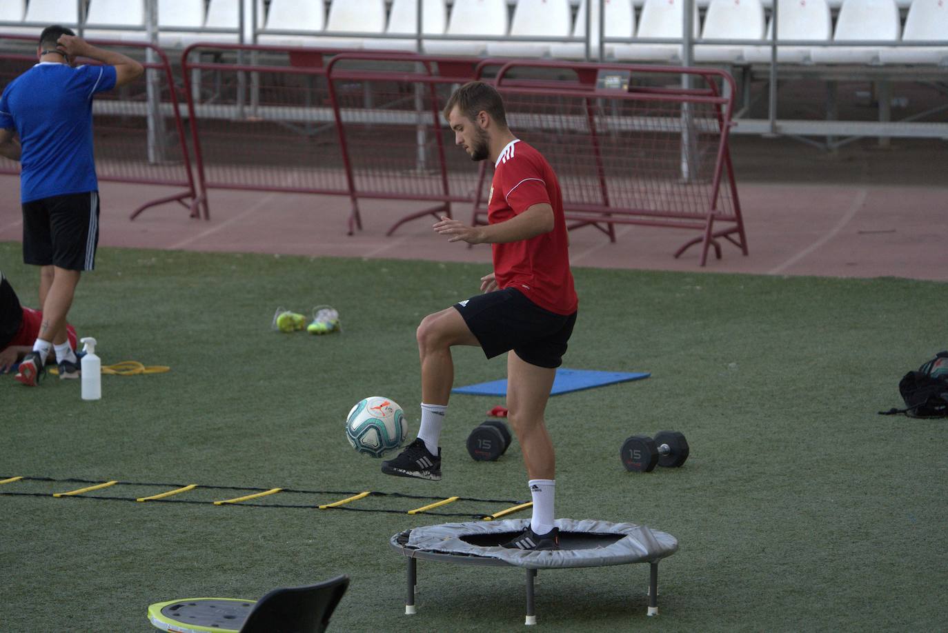 Los rojiblancos, con las miradas puestas en el Girona, vuelven a la actividad