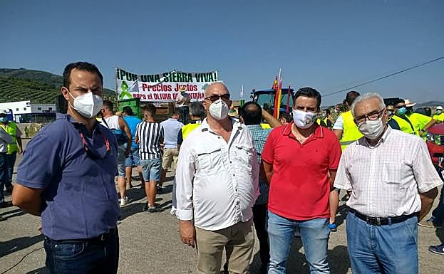 Los representantes de las organizaciones agrarias estuvieron en la caravana y al frente de la protesta. 
