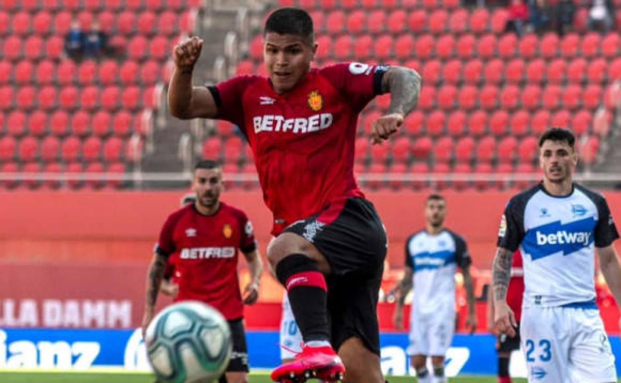 Cucho Hernández persigue un balón en un partido con el Mallorca. 