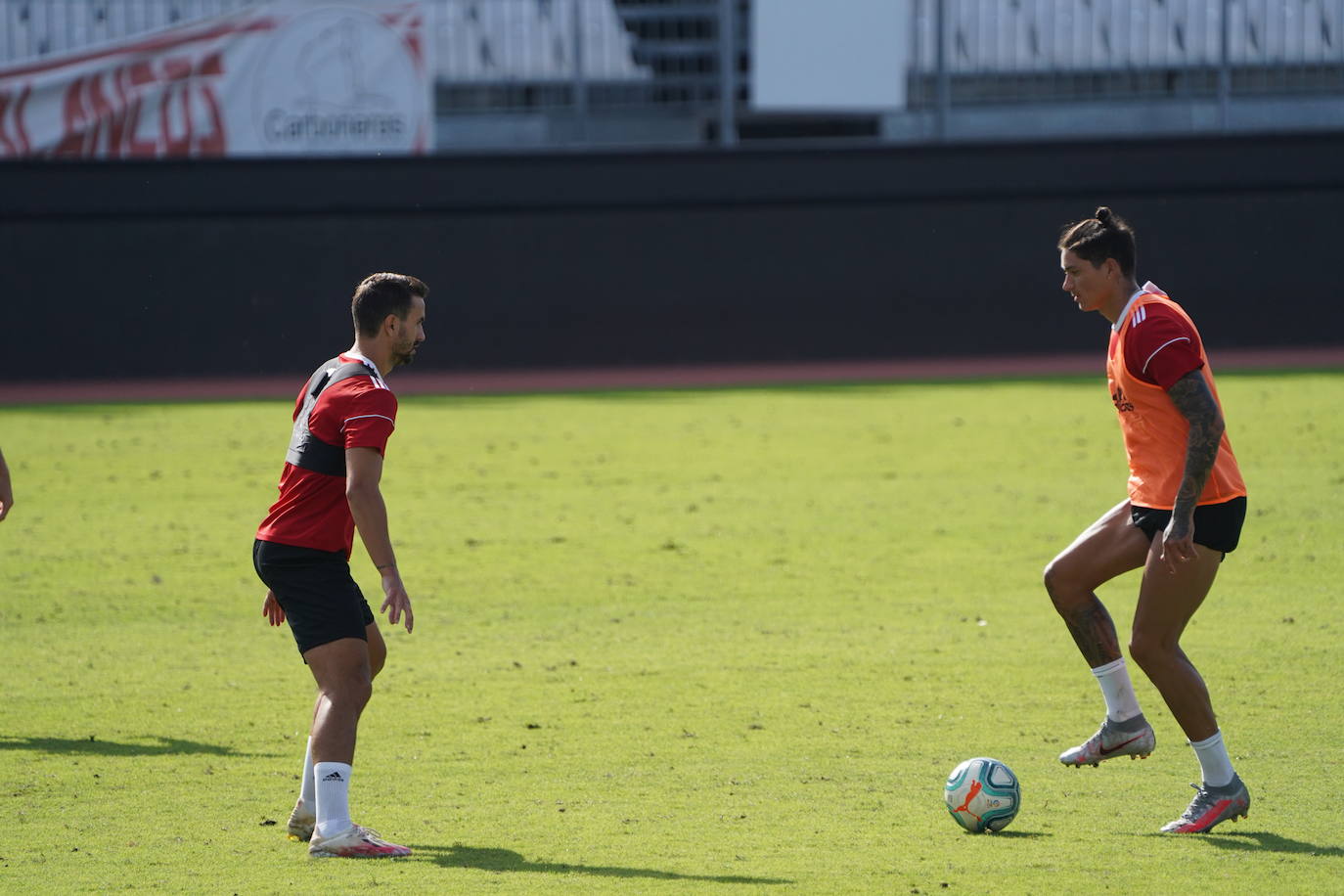 El conjunto rojiblanco prepara el partido de ida por el ascenso a Primera División en tierras catalanas