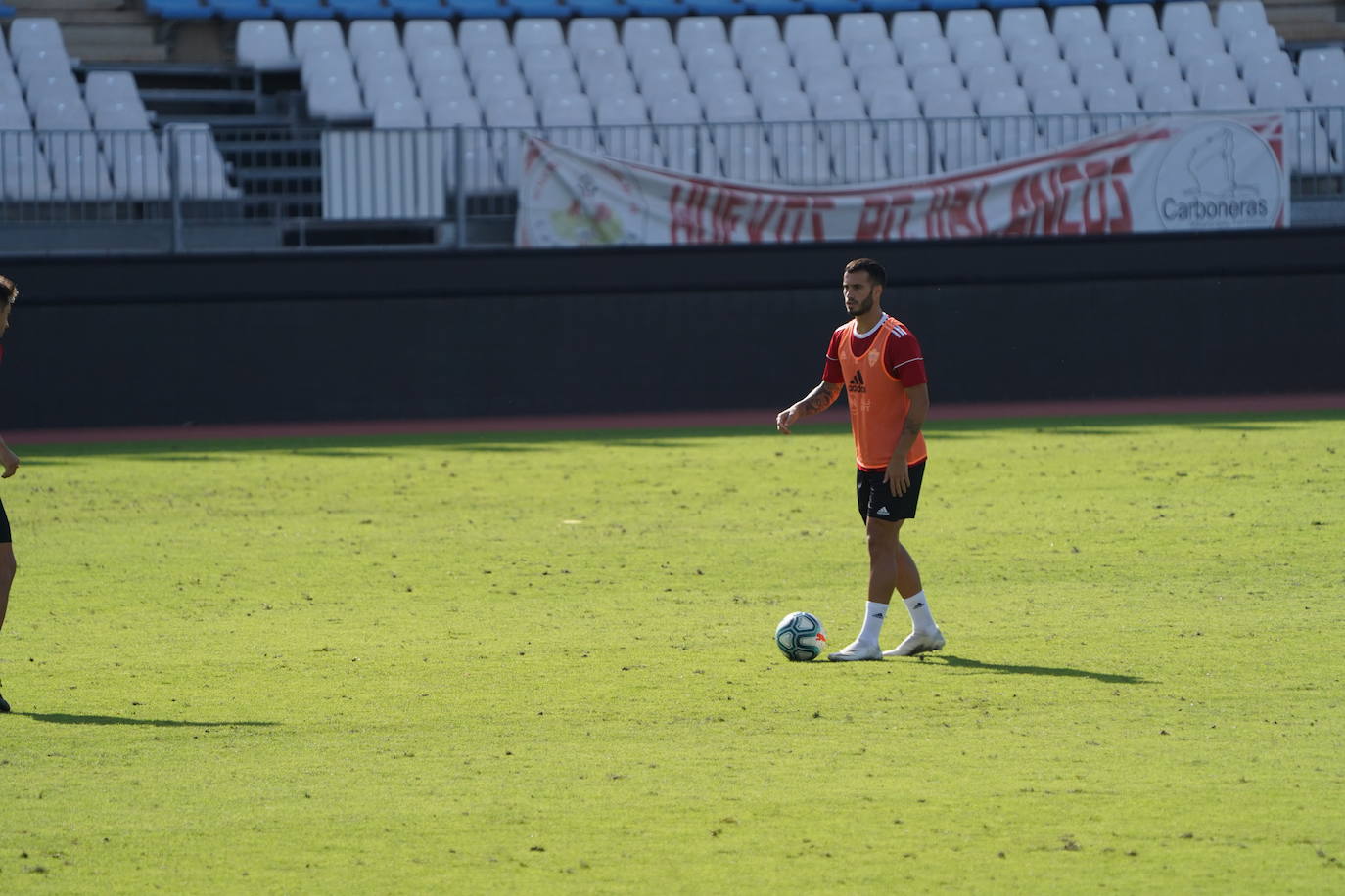 El conjunto rojiblanco prepara el partido de ida por el ascenso a Primera División en tierras catalanas