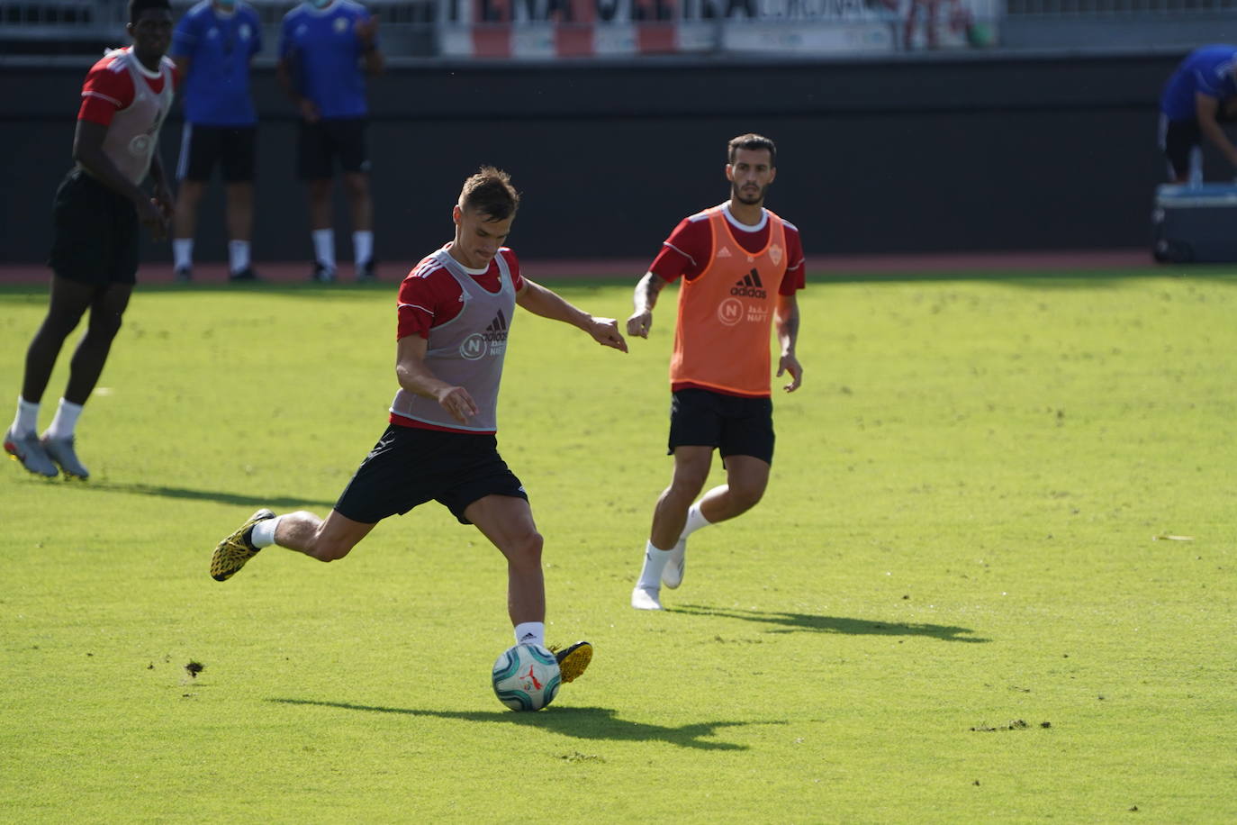 El conjunto rojiblanco prepara el partido de ida por el ascenso a Primera División en tierras catalanas