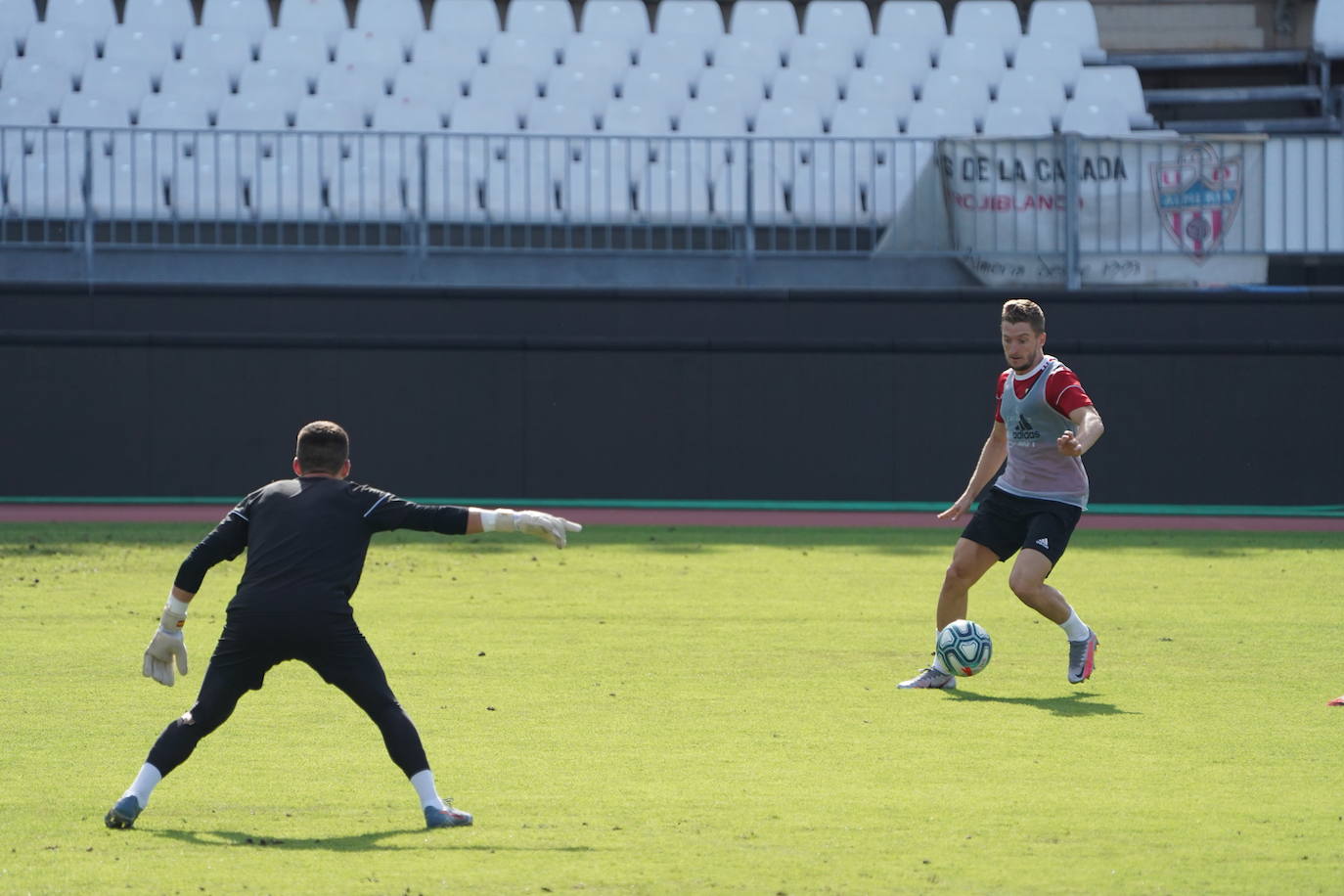 El conjunto rojiblanco prepara el partido de ida por el ascenso a Primera División en tierras catalanas