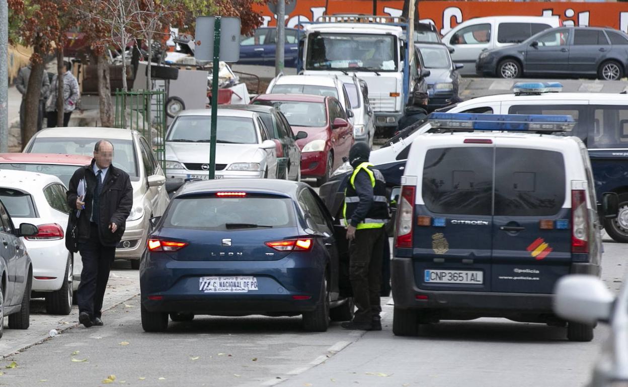 Imagen del despliegue policial en la operación 'Cake' el paso mes de noviembre en Cartuja.