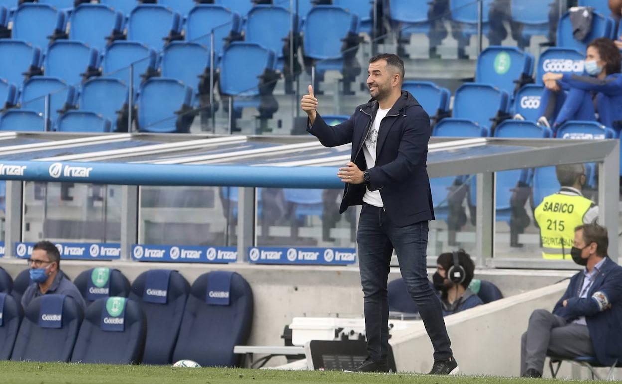 Diego Martínez da instrucciones a sus jugadores durante la visita al Reale Arena. 