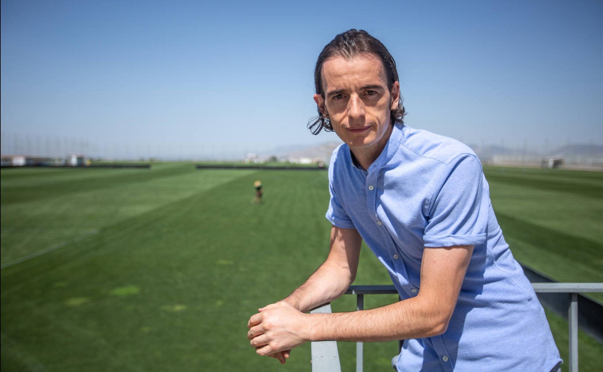 David Tenorio, entrenador del Recreativo, posa en la Ciudad Deportiva rojiblanca. 
