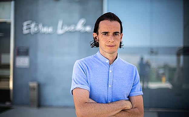 David Tenorio posa cruzado de brazos con el lema de 'Eterna Lucha' a la espalda. 