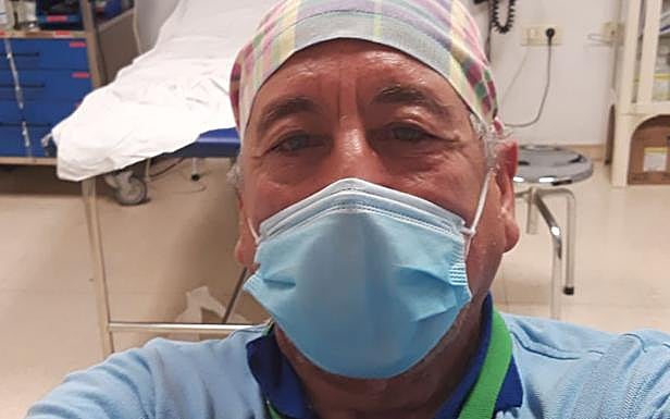 Selfie del enfermero en el centro de salud de las Gabias.