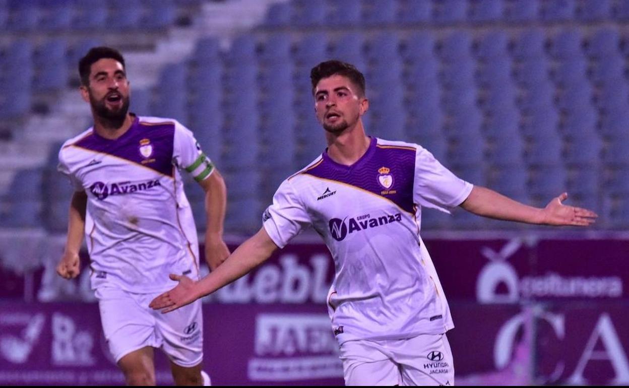 Juan Carlos celebrando un gol en su etapa de blanco. 