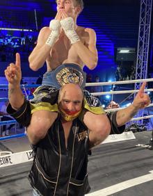 Imagen secundaria 2 - Arriba, John Carter, este domingo en una de las plazas del barrio de La Paz, en la Zona Norte de Granada, donde se crió, Abajo, en el ring tras haber ganado el combate.