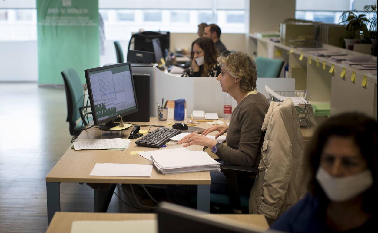 Técnicas de la Delegación de Empleo tramitan solicitudes de los ERTE.