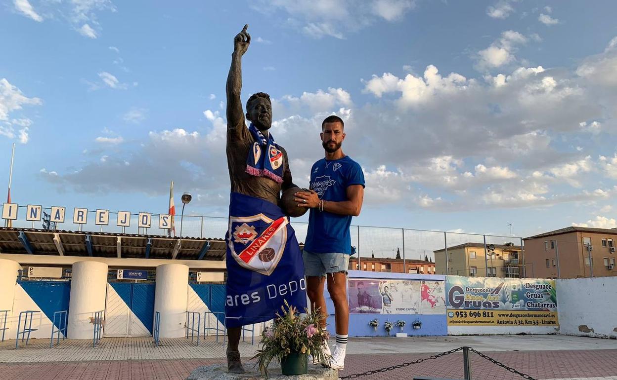 El capitán Rosales junto al eterno capitán Fran Carles ayer a las puertas de Lnarejos. 