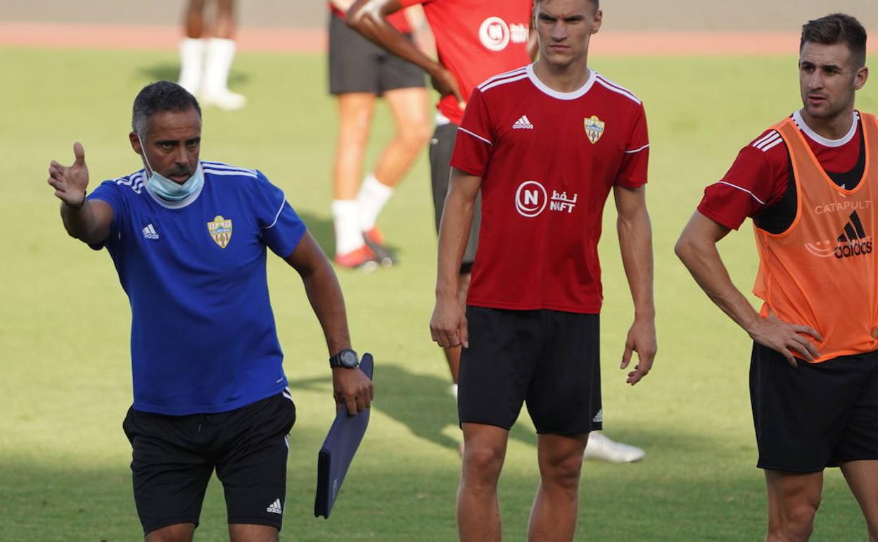 José Gomes explica un ejercicio durante el entrenamiento de este domingo. 