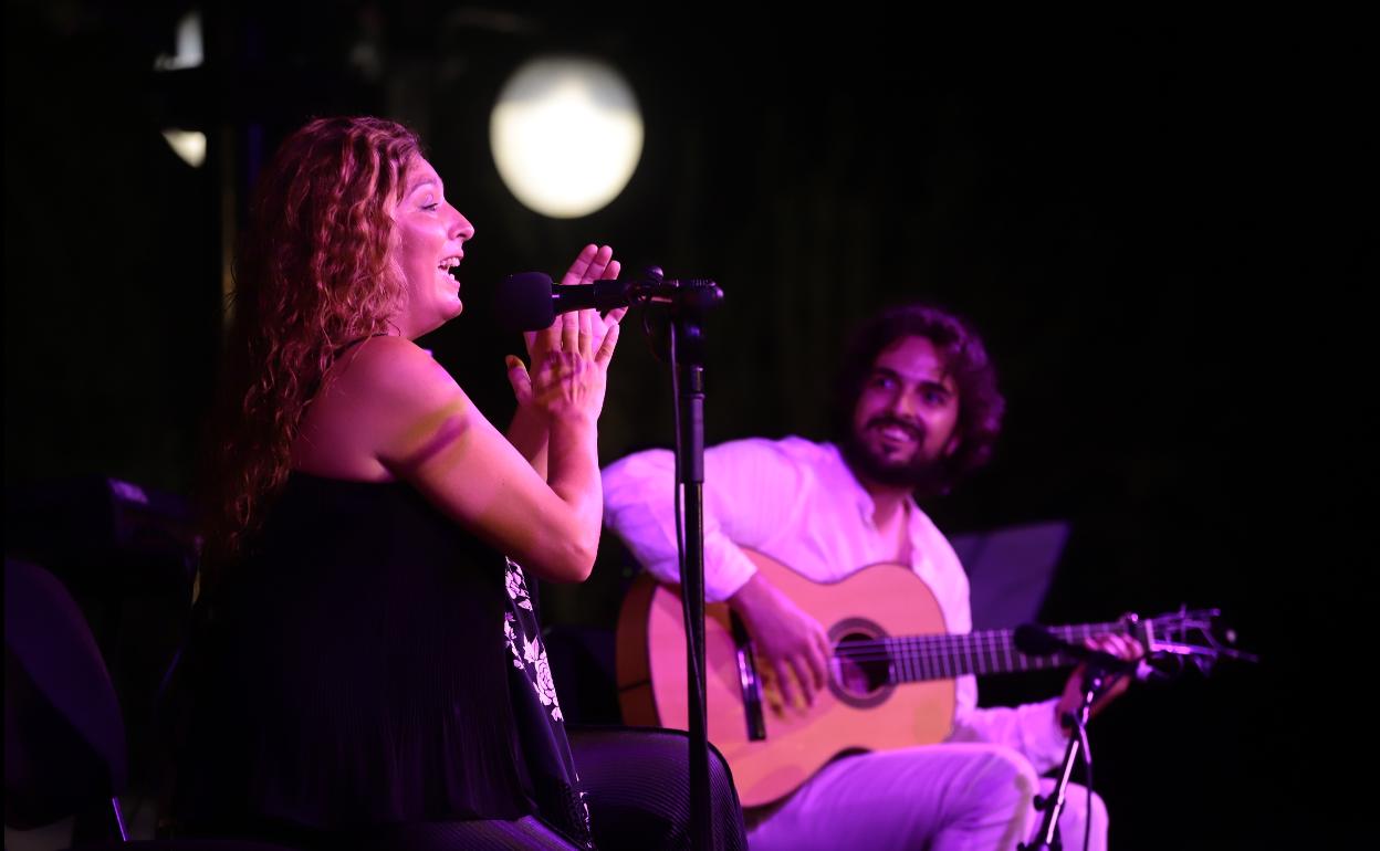 Estrella Morente, con Pablo Fernández Estévez a la guitarra, anoche en el festival Poesía en el Laurel de La Zubia.