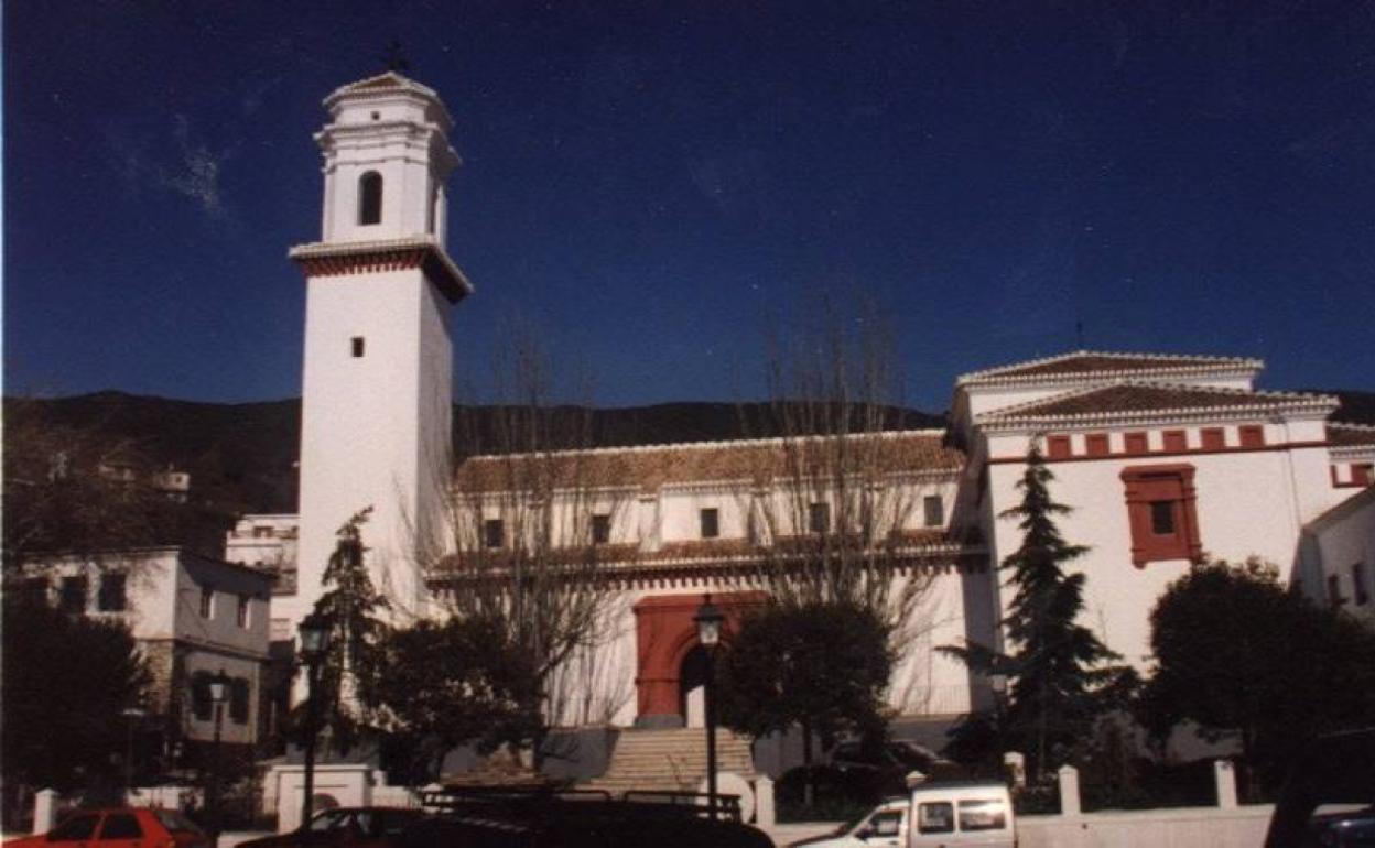 Vista de la plaza y de la iglesia de la localidad alpujarreña de Pitres