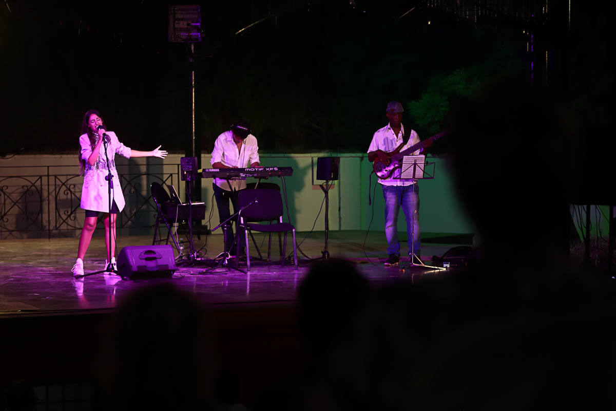 Estrella se presentó en La Zubia para ensalzar las toneladas de poesía que le descubrió su padre