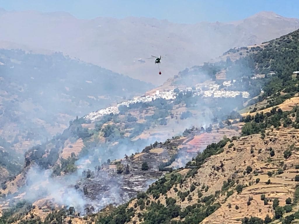 Así se está viviendo el fuego forestal en la Alpujarra