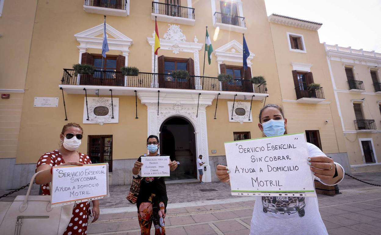 Los trabajadores de la ayuda a domicilio de Motril protestan para cobrar su salario