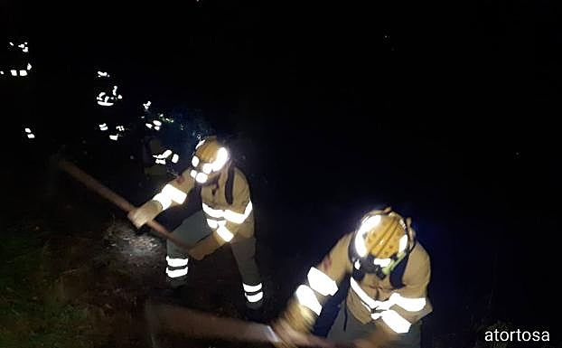 Así han sido los trabajos nocturnos para extinguir el incendio de Bubión