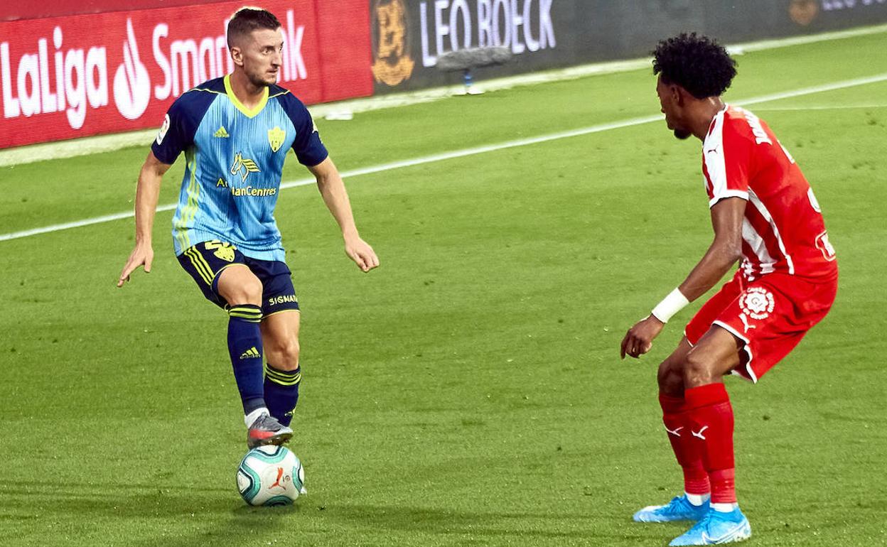 Iván Balliu, que se dispone a centrar ante Mojica, confía en pasar a la final. 