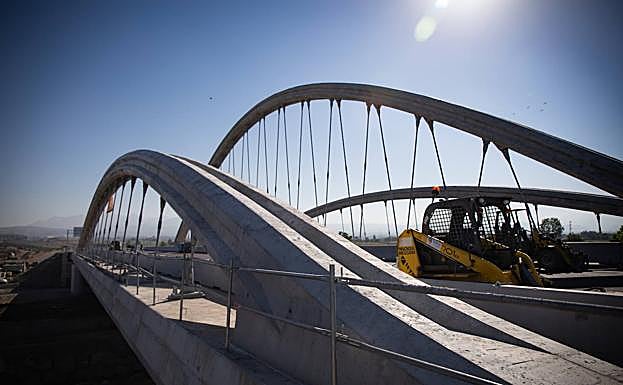 El puente destaca por su esbeltez y su elegancia.