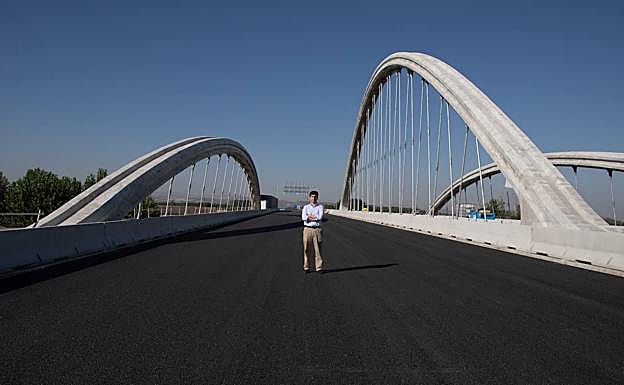 El puente tiene treinta y cuatro metros de anchura.