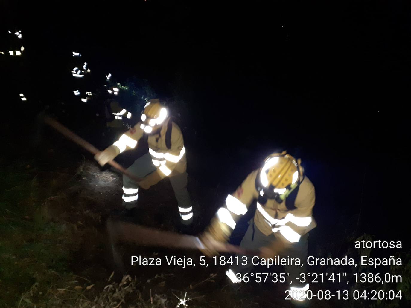 Imagen secundaria 1 - Así han sido los trabajos nocturnos para extinguir el incendio de Bubión