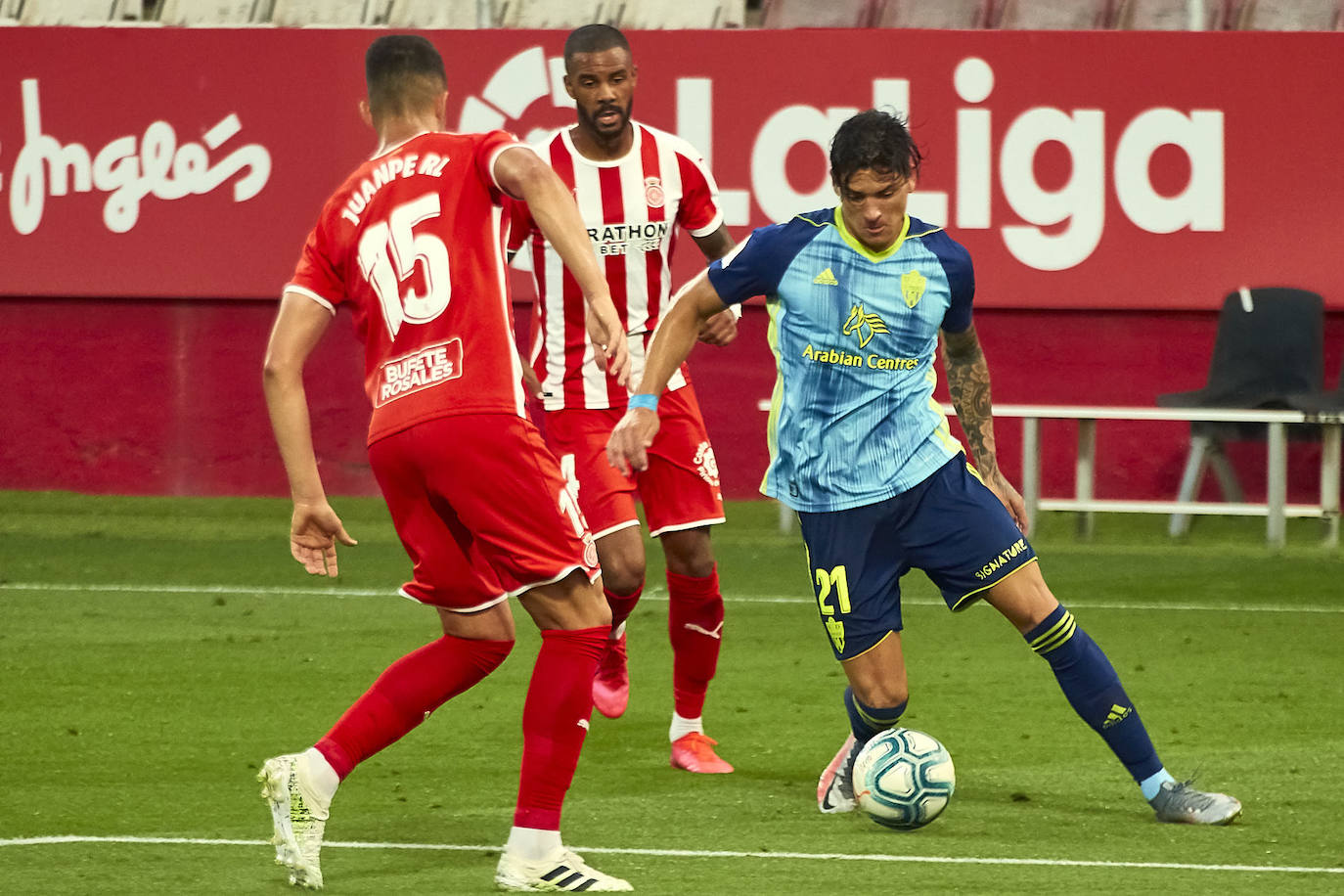 Darwin Núñez encara a Juanpe tras desbordar a Ramalho; poco pudo hacer más en Montilivi. 