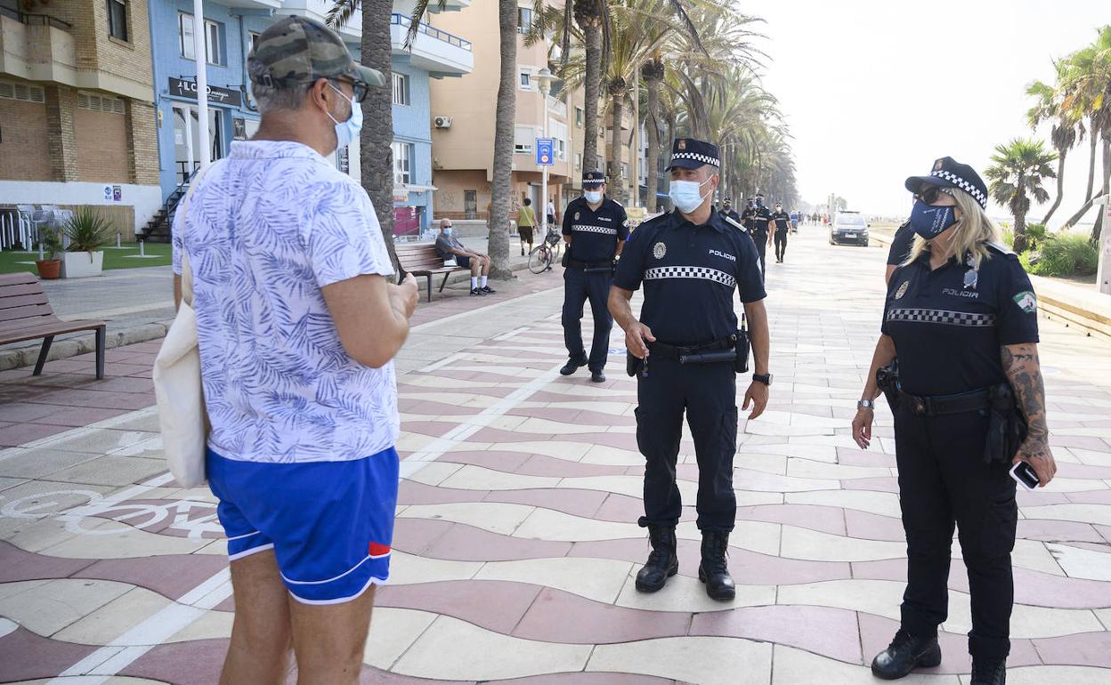 La Policía Local de Almería ha desplegado un dispositivo 'anticovid' para garantizar que se cumplen las medidas sanitarias.