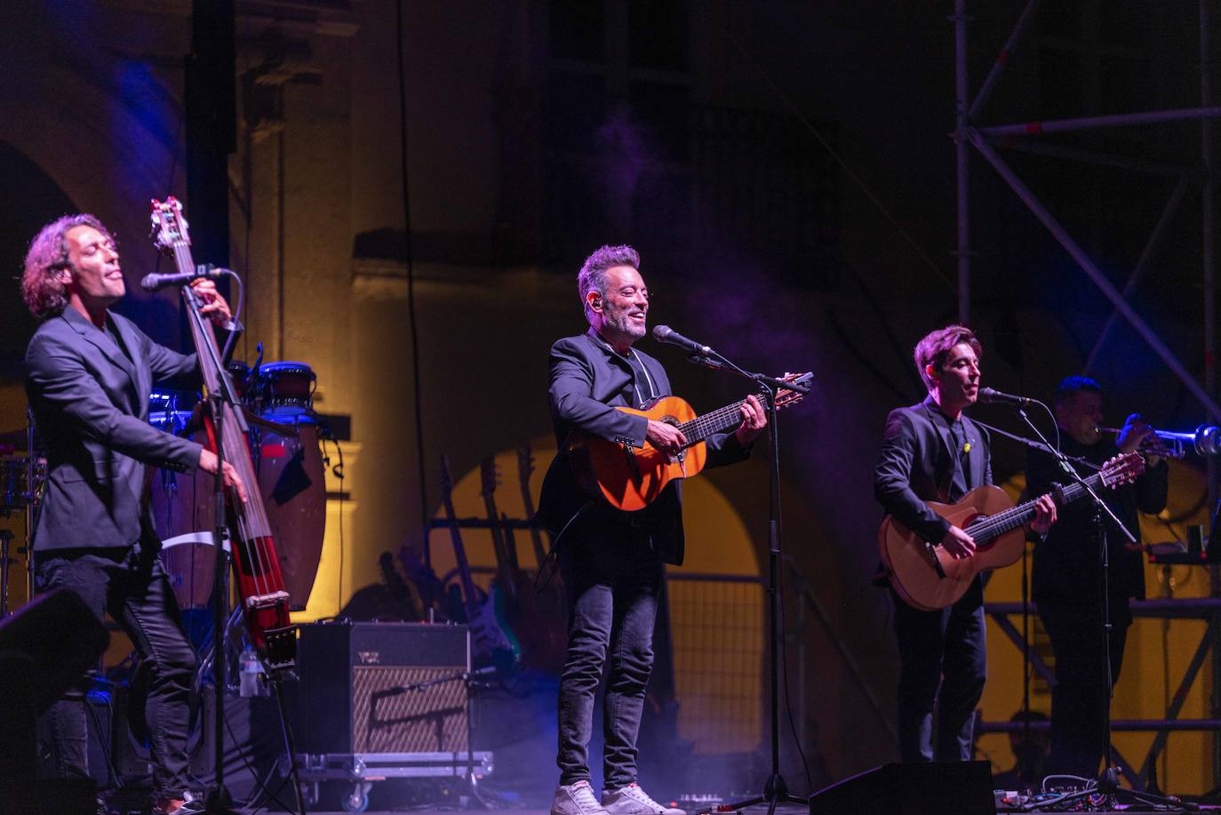 Imagen secundaria 2 - Algunos momentos de la actuación de 'Café Quijano'. 