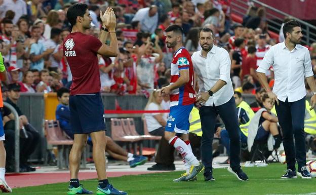 Fran Rico recibe la palmetada de Diego Martínez en su despedida. 