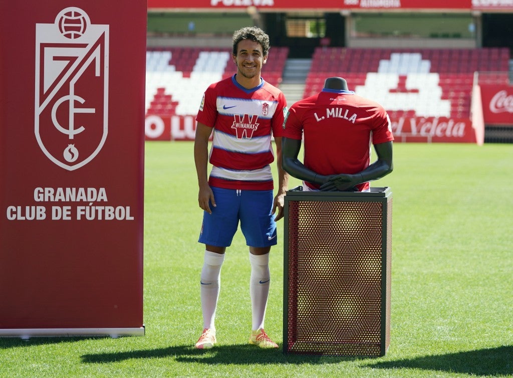 Luis Milla, recién fichado, de rojiblanco en su presentación oficial. 