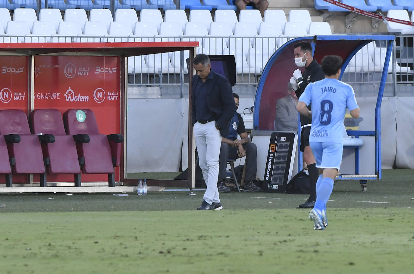 José Gomes, cabizbajo,durante el desarrollo del partido. 