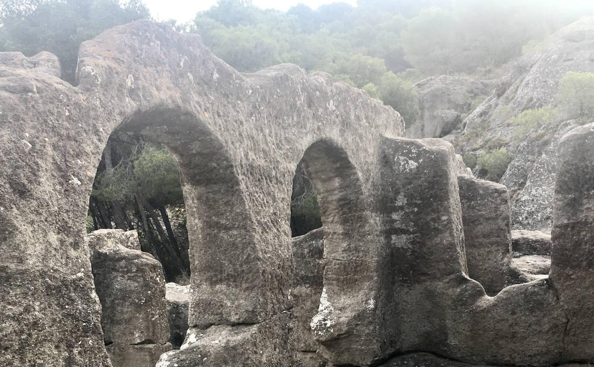 Arcos de herradura excavados en la piedra, conformando una iglesia rupestre